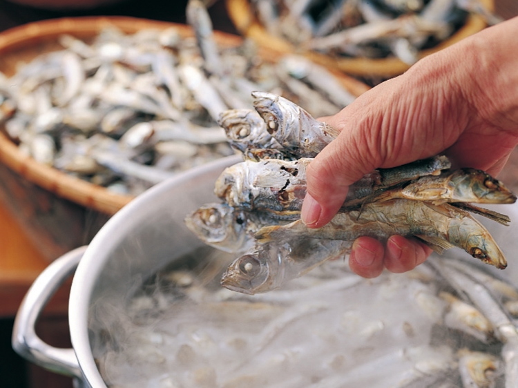 1かくし味に、新鮮な瀬戸内の小魚を使用！尾道ラーメンの美味しさの秘密はだしの小魚にあります。新鮮なうちに厳選した小魚。瀬戸内海の潮流にもまれ、最上級の味わいを誇ります。このだしが尾道ラーメンのかくし味として使われ、コクがあるのにあっさりとしたあの独特の味わいを作り出しています。