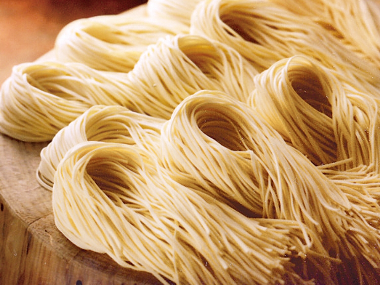 2自家製、スープによくからむ熟成平打ち麺 原料の厳選から製麺まで、すべて自社工場で行っています。原料となる小麦粉は最上級を使用。その日の湿度や気温に左右されやすい麺づくりは、毎日季節を感じその日の粉の状態、気温、水の温度などを見ながら生成します。その後さらに時間をかけてじっくり熟成。長い工程と時間を経て最もスープにからみやすい、阿藻珍味独自の「平打ちストレート」タイプの麺が出来上がります。